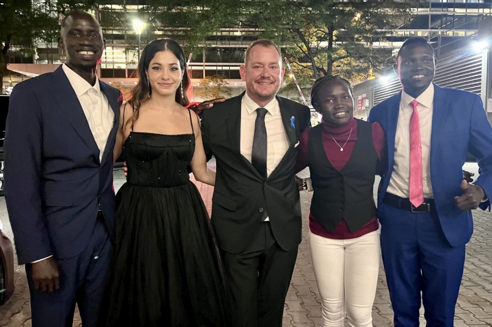 Yusra Mardini (segunda de la izquierda) asiste al estreno de Las Nadadoras de Netflix en Toronto con sus compañeros Atletas Olímpicos Refugiados James Nyang (a la izquierda), Rose Nathike (segunda de la derecha) y Paulo Lokoro (a la derecha), y su entrenador de natación Sven Spannerkrebs (al centro).   