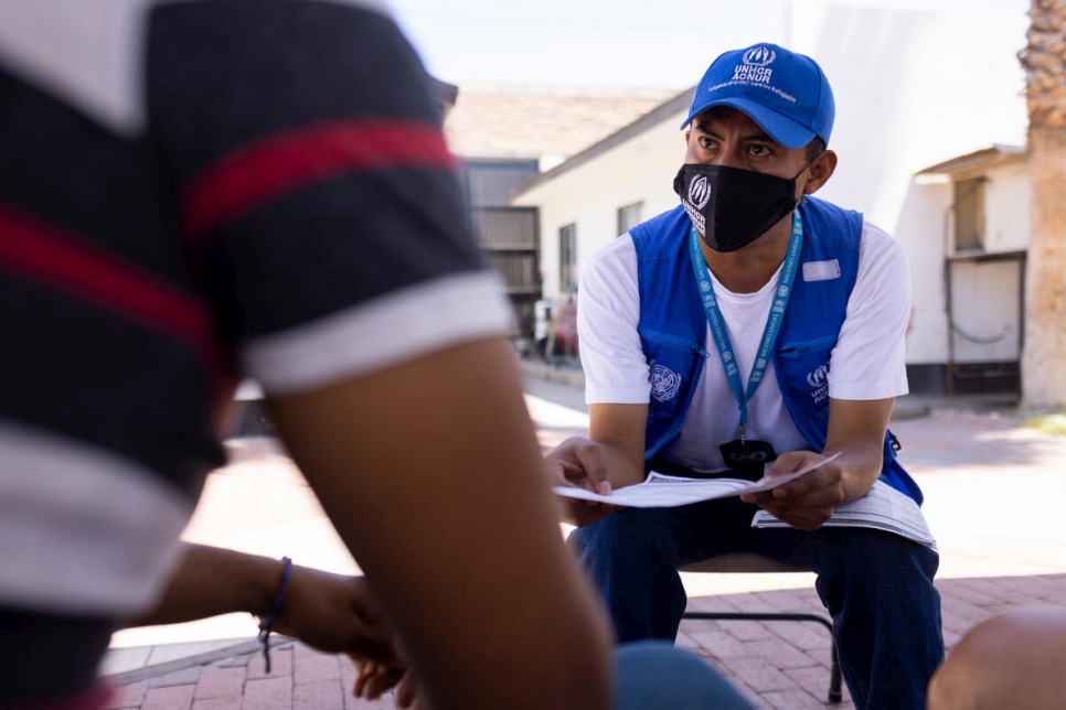 Un trabajador de ACNUR hablando con un solicitante de asilo en albergue que funciona con el apoyo de ACNUR, en México.