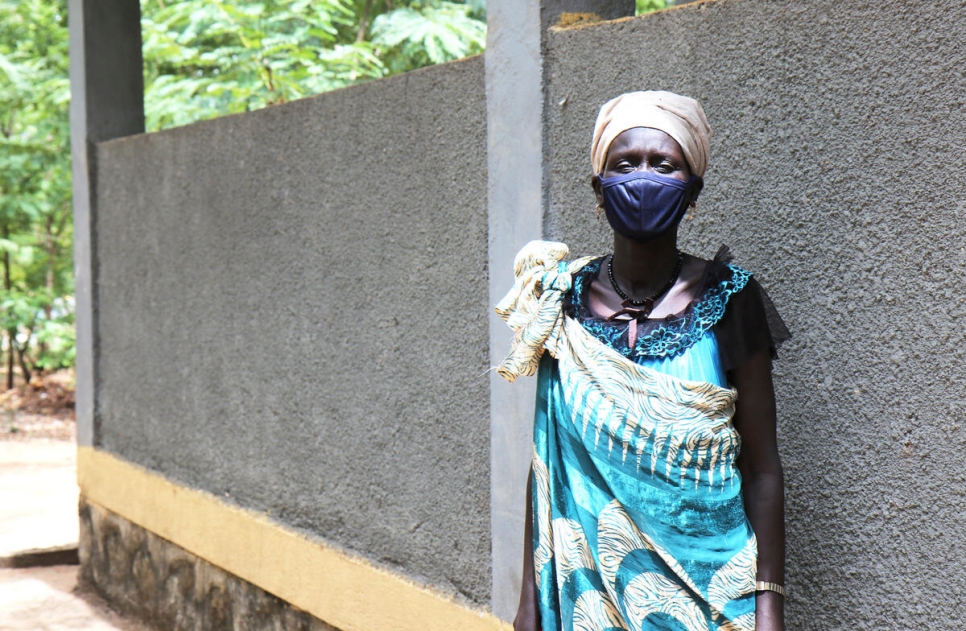 Mary Nyabang, agent de santé sud-soudanais, se tient devant le centre de santé du camp de réfugiés de Jewi, en Éthiopie. 