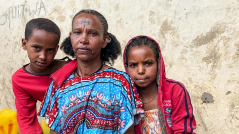 Una madre etíope desplazada y sus dos hijos se alojan en una escuela de la capital regional de Tigray, Mekelle, después de que hombres armados asaltaran su casa.