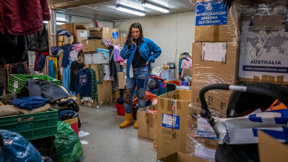 Agnieszka organiza las donaciones de alimentos, ropa y otros artículos de primera necesidad para quienes visitan el centro.