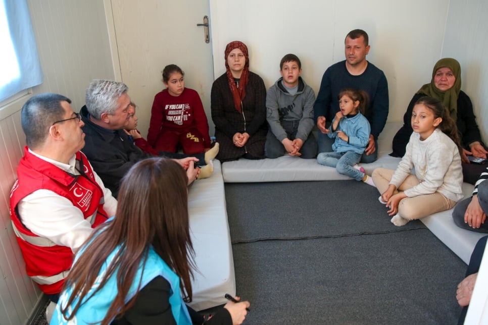 Türkiye. High Commissioner visits Turkish family sheltering in Hatay centre