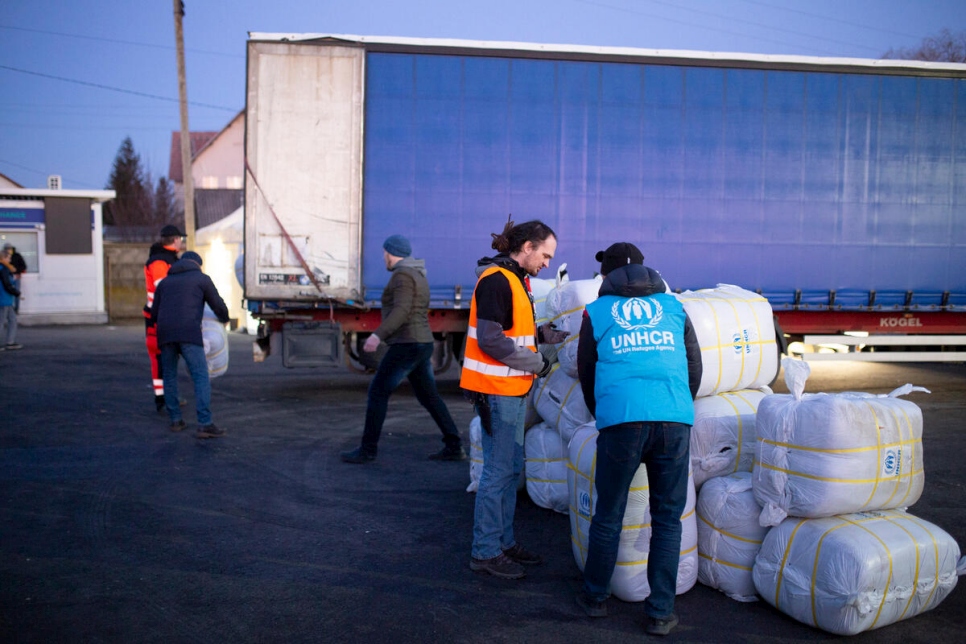 Ukraine. UNHCR distributes blankets to people waiting to cross the border to Poland