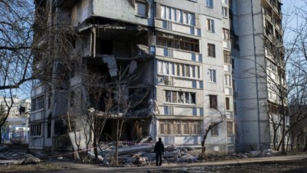 Ein zerstörtes Gebäude im Stadtteil  Saltivskyi in Kharkiv.