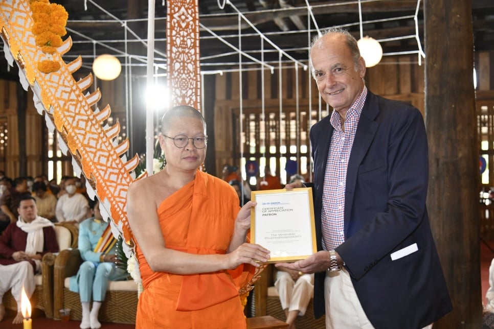 Mr. Giuseppe De Vincentiis, UNHCR Representative in Thailand, presented a certificate of appreciation to Venerable Phramedhivajirodom who has been serving as UNHCR Patron for Peace and Compassion and continuously advocating for people forced to flee their homes.