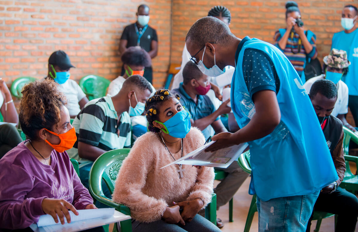 In 2021 ging de vaccinatie van vluchtelingen van start! Vluchtelingen en asielzoekers kregen hun eerste dosis Covid-19-vaccin in een noodcentrum in Gashora, Rwanda. De 211 mannen, vrouwen en 18-plussers die uit Libië waren geëvacueerd, behoorden tot de eerste gevaccineerde vluchtelingen in Rwanda. © Plaisir Muzogeye