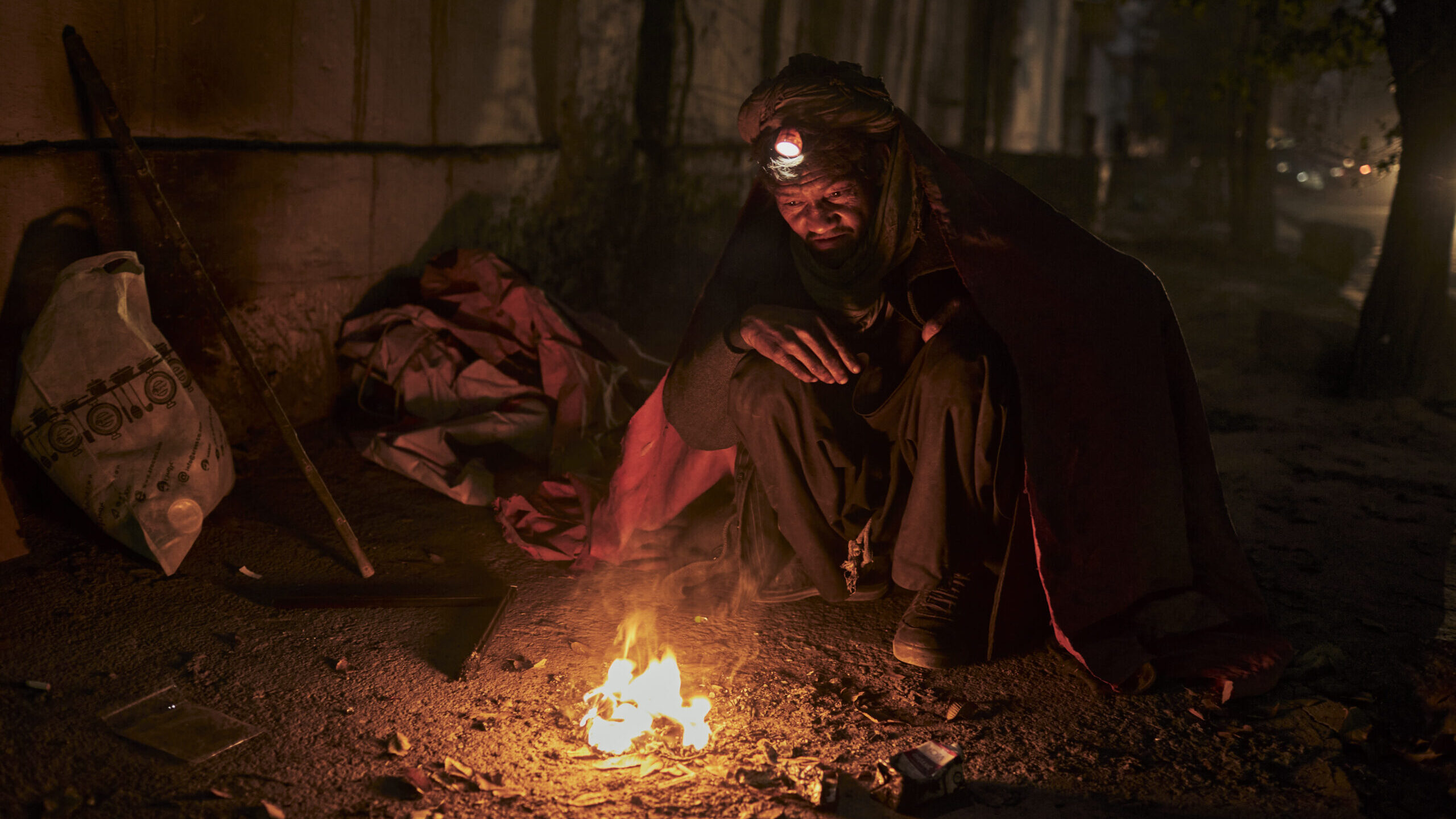 Un sans-abri cherche à se réchauffer auprès d’un petit feu dans les rues de Kaboul, en Afghanistan, à l’approche de l’hiver. ©UNHCR/Andrew McConnell