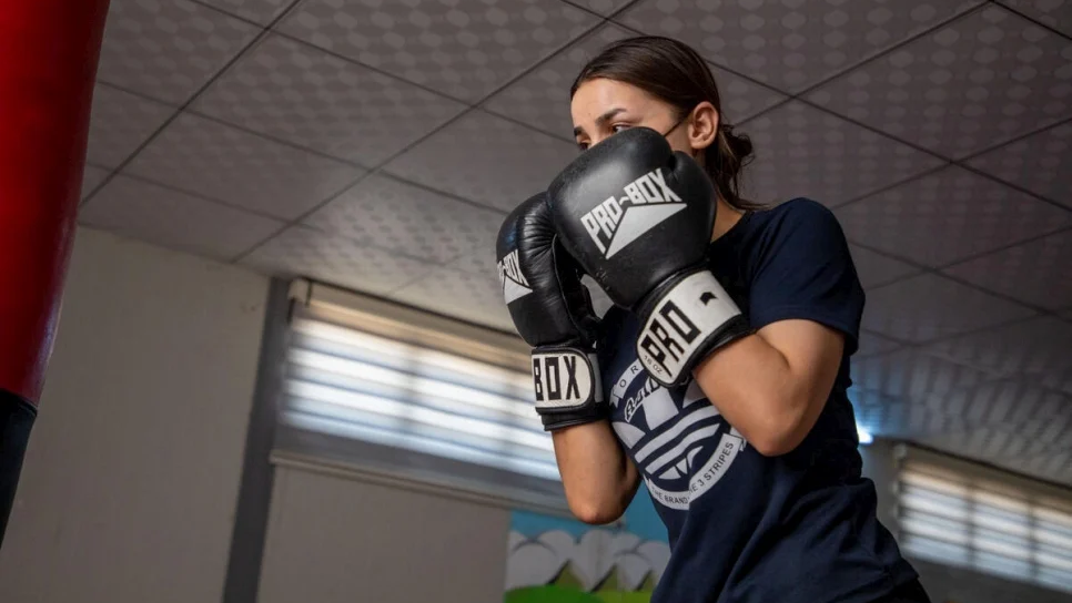 Shaare Sharaf Sameer, 21 ans, dit que les cours de boxe l’aident à « tout oublier ».  © HCR/Creative Pencils Agency