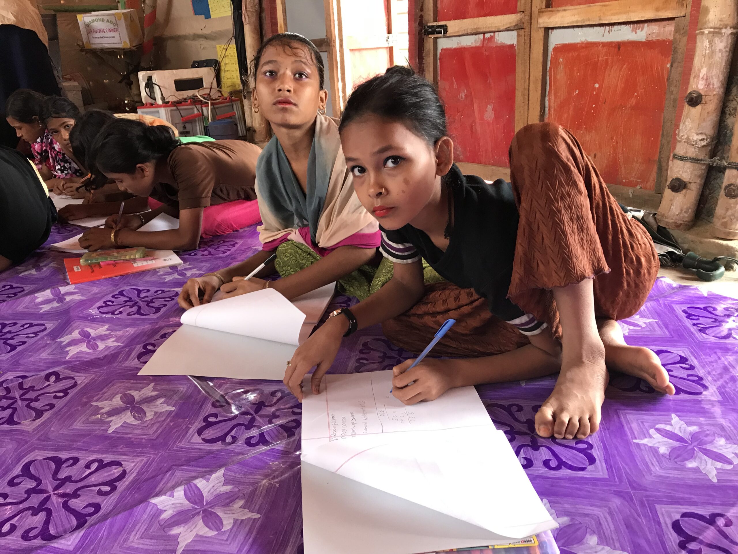 Tieners in een school in het Kutapalong-kamp, Bangladesh. © UNHCR/Caroline Gluck