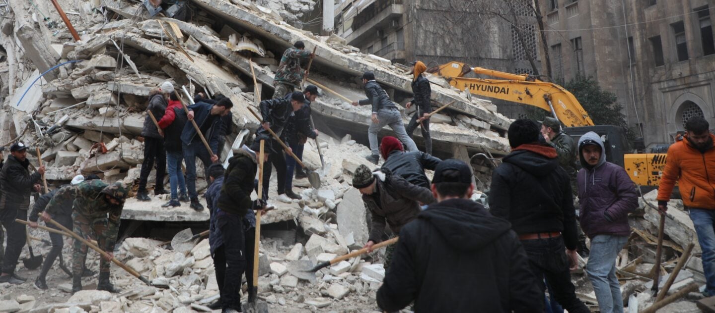 Reddingsteams zoeken naar overlevenden in de ruïnes van een gebouw in de wijk Al-Aziziyeh in Aleppo, Syrië. Onder de slachtoffers bevinden zich ook gezinnen die op het moment van de aardbevingen al ontheemd waren door de langdurige crisis in hun land. © UNHCR/Hameed Maarouf