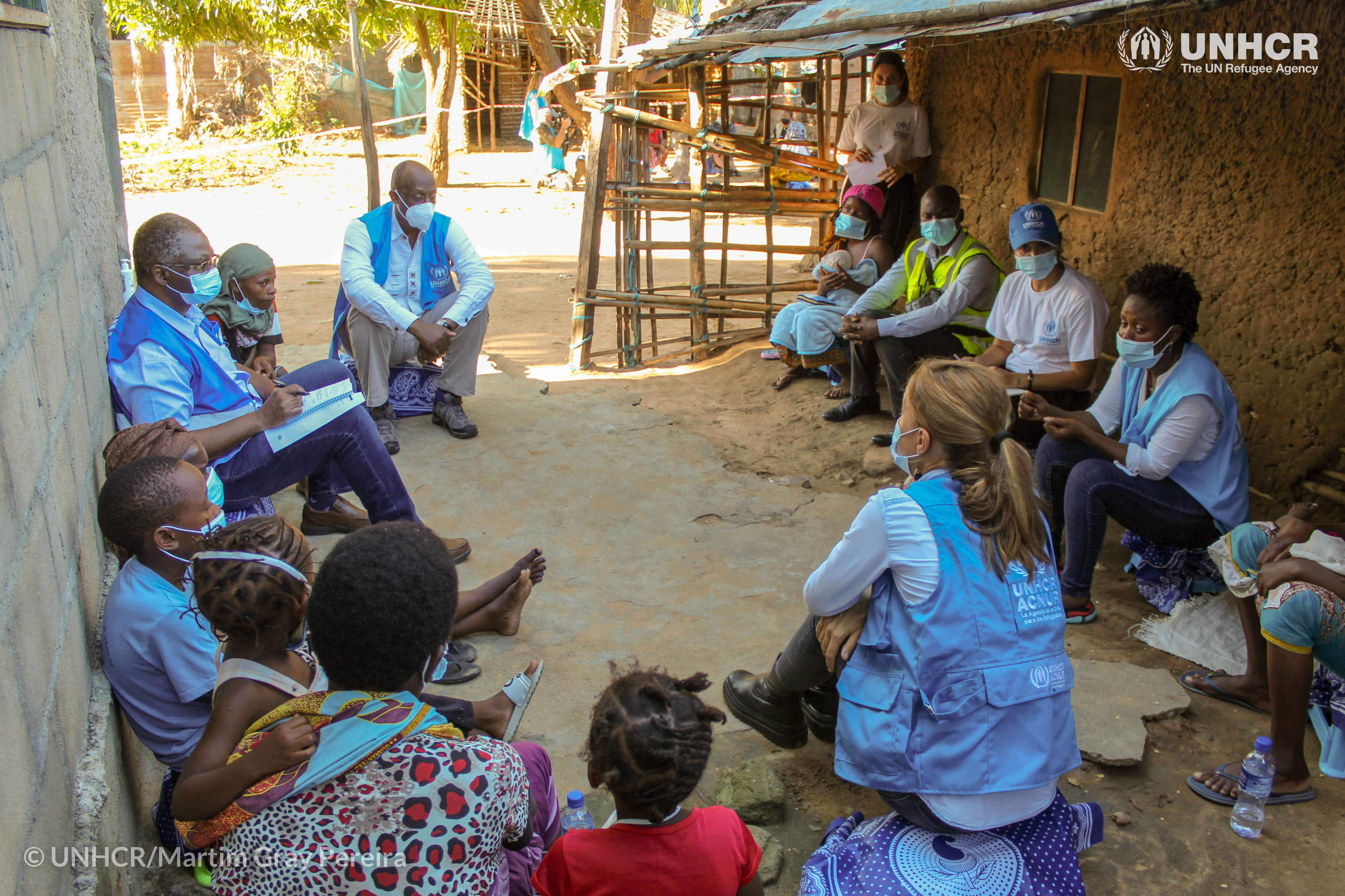 Raouf Mazou, adjunct-Hoge Commissaris voor Operaties, leidt een focusgroep met intern ontheemden in de Josina Machel-wijk van Pemba, provincie Cabo Delgado, Noord-Mozambique. © UNHCR/Martim Gray Pereira