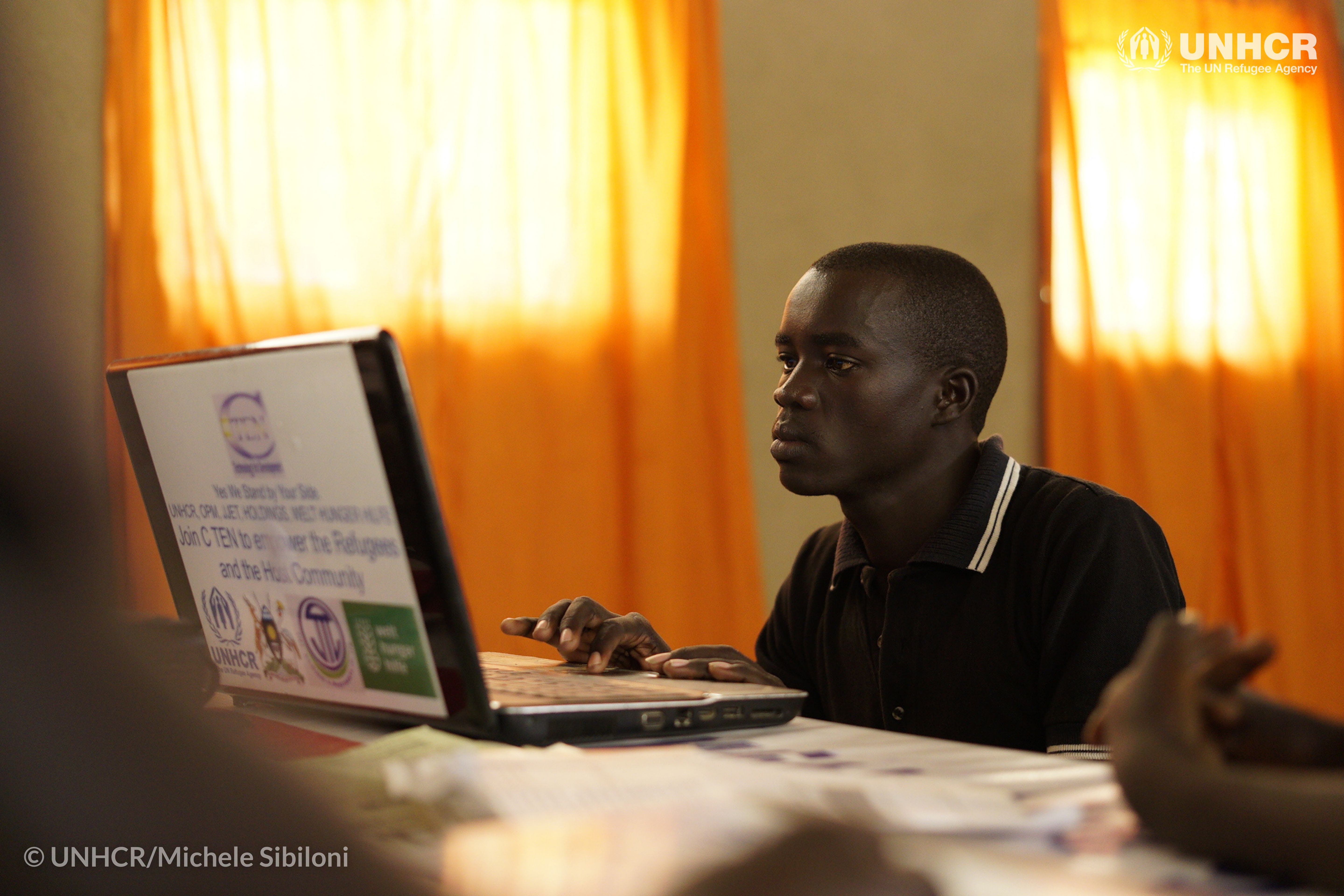 Maliamungu Richard, 23 ans, réfugié du Sud-Soudan installé en Ouganda, est l'un des fondateurs de CTEN, une plateforme permettant aux réfugiés sud-soudanais de rester en contact avec leurs proches restés au pays tout en s'initiant à l'informatique. ©UNHCR/Michele Sibiloni