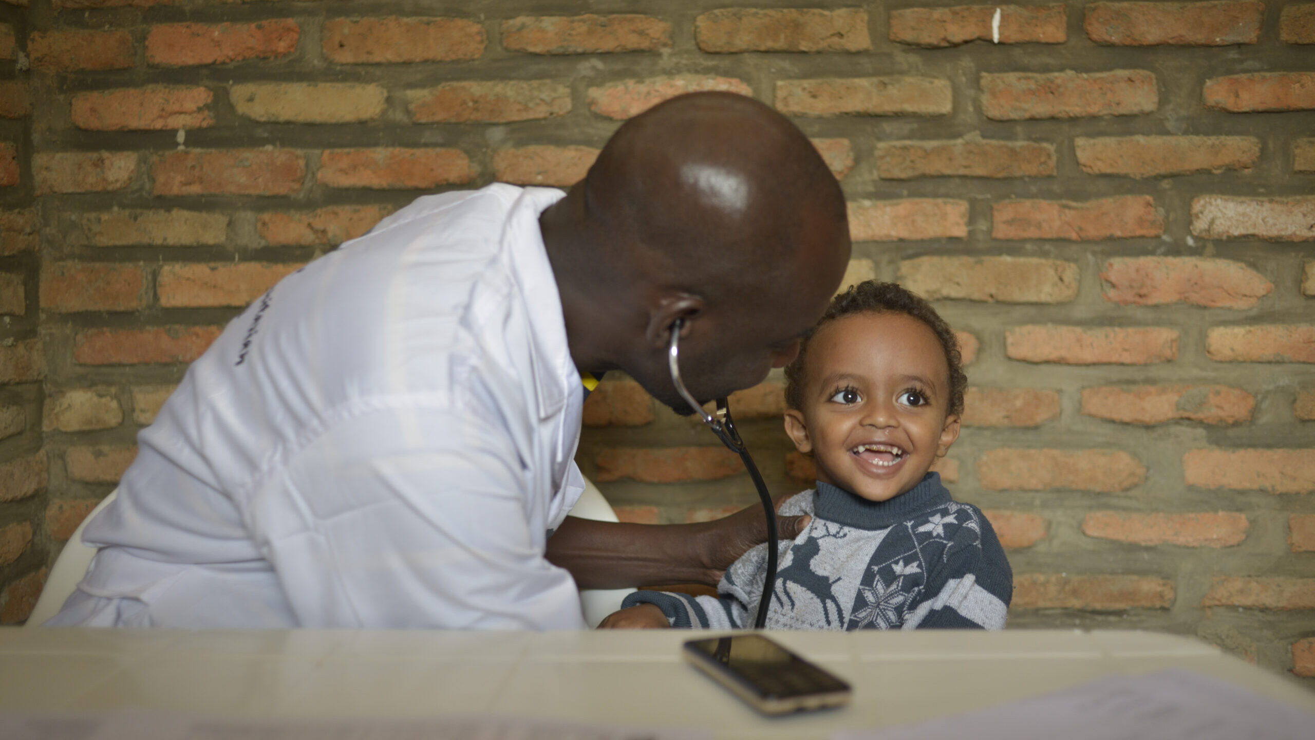 Een jong kind wordt onderzocht tijdens zijn medische screening in het Gashora Emergency Transit Center in Rwanda. © UNHCR/Tobin Jones