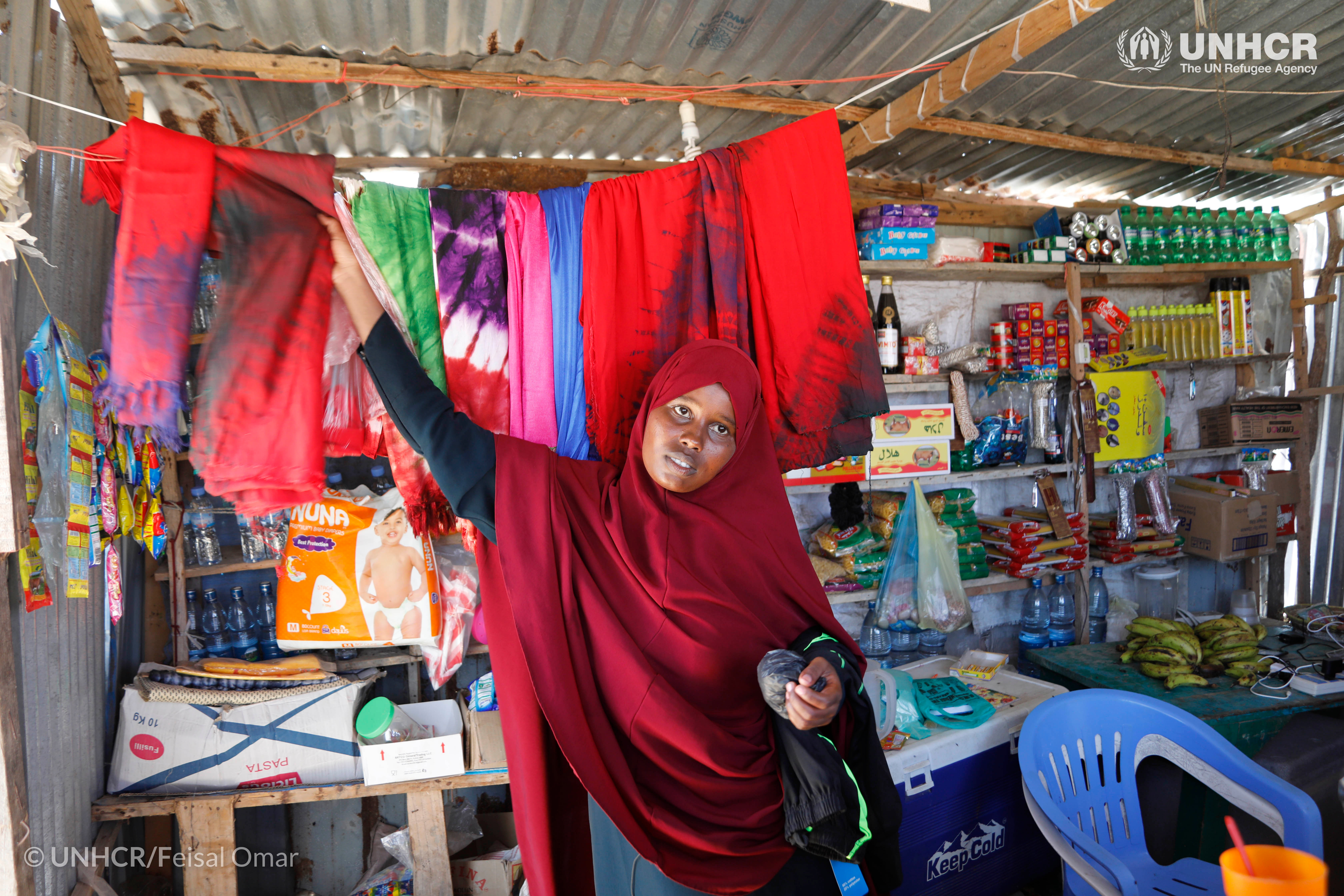 Een in Somalië teruggekeerde moeder opent tie-dye zaak. Ze leerde hoe ze tie-dye kleren moest maken en verkopen tijdens een opleidingsprogramma in het steuncentrum voor repatrianten in Kismayo, Somalië, waar UNHCR terugkerende vluchtelingen helpt hun leven weer op te bouwen. ©UNHCR/Feisal Omar