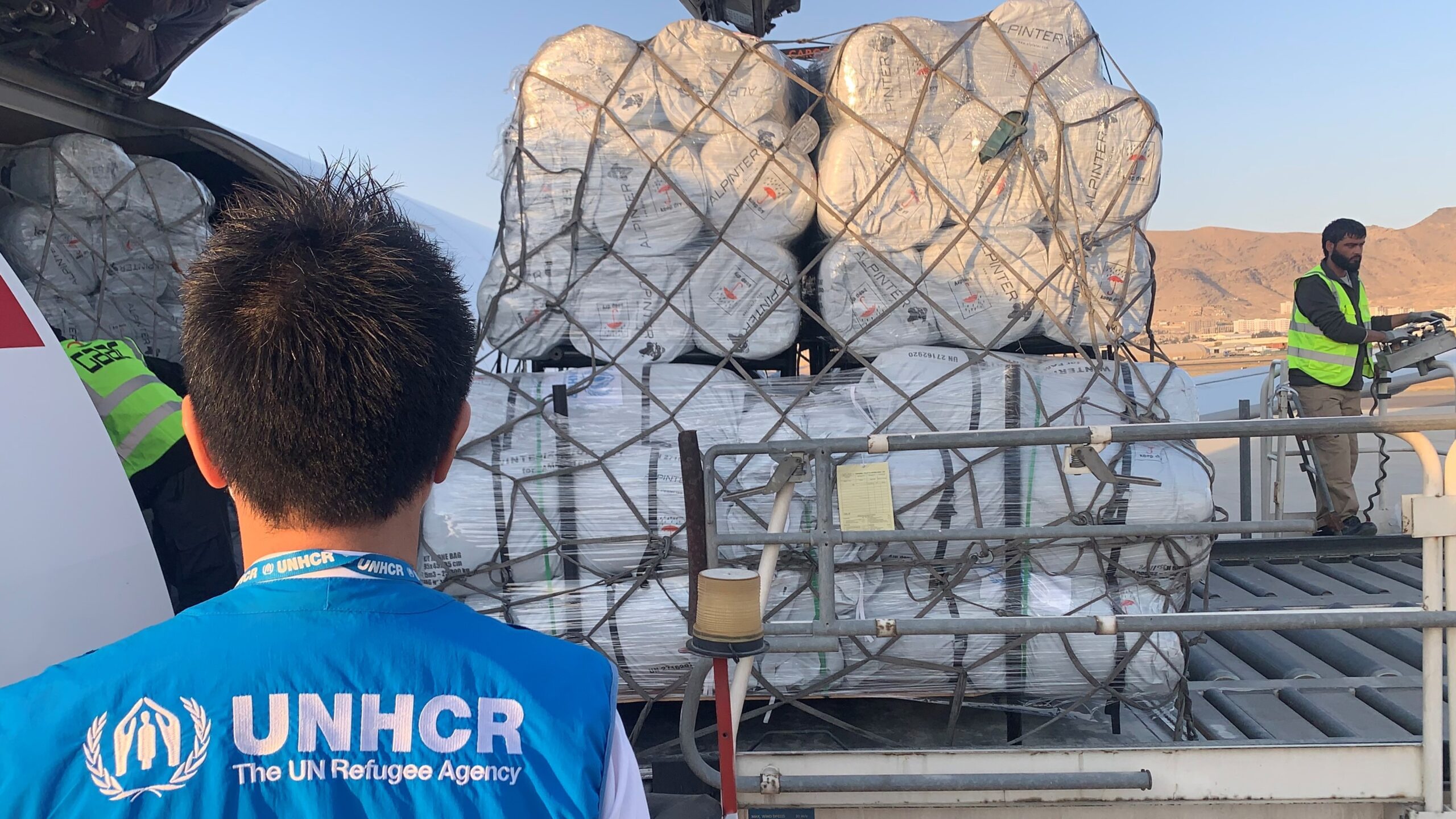 Een UNHCR-luchtbrug met 33 ton humanitaire hulp voor ontheemde Afghanen wordt uitgeladen in Kabul. © UNHCR/Babar Baloch