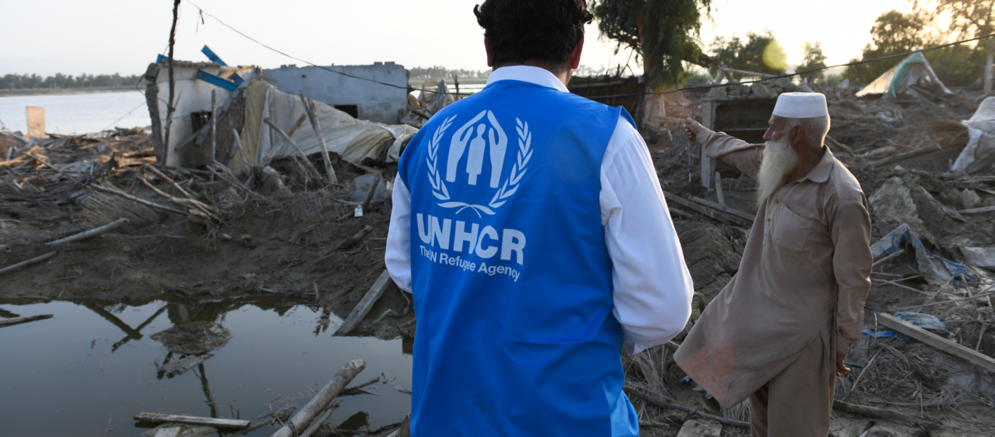 'Afghaanse vluchteling Bahadur Khan met UNHCR medewerker. Bahadur en zijn gezin hadden slechts enkele minuten de tijd om hun huis in de provincie Khyber-Pakhtunkhwa, in het noordwesten van Pakistan, te ontvluchten voor het volledig overstroomd werd. © UNHCR/Usman Ghani