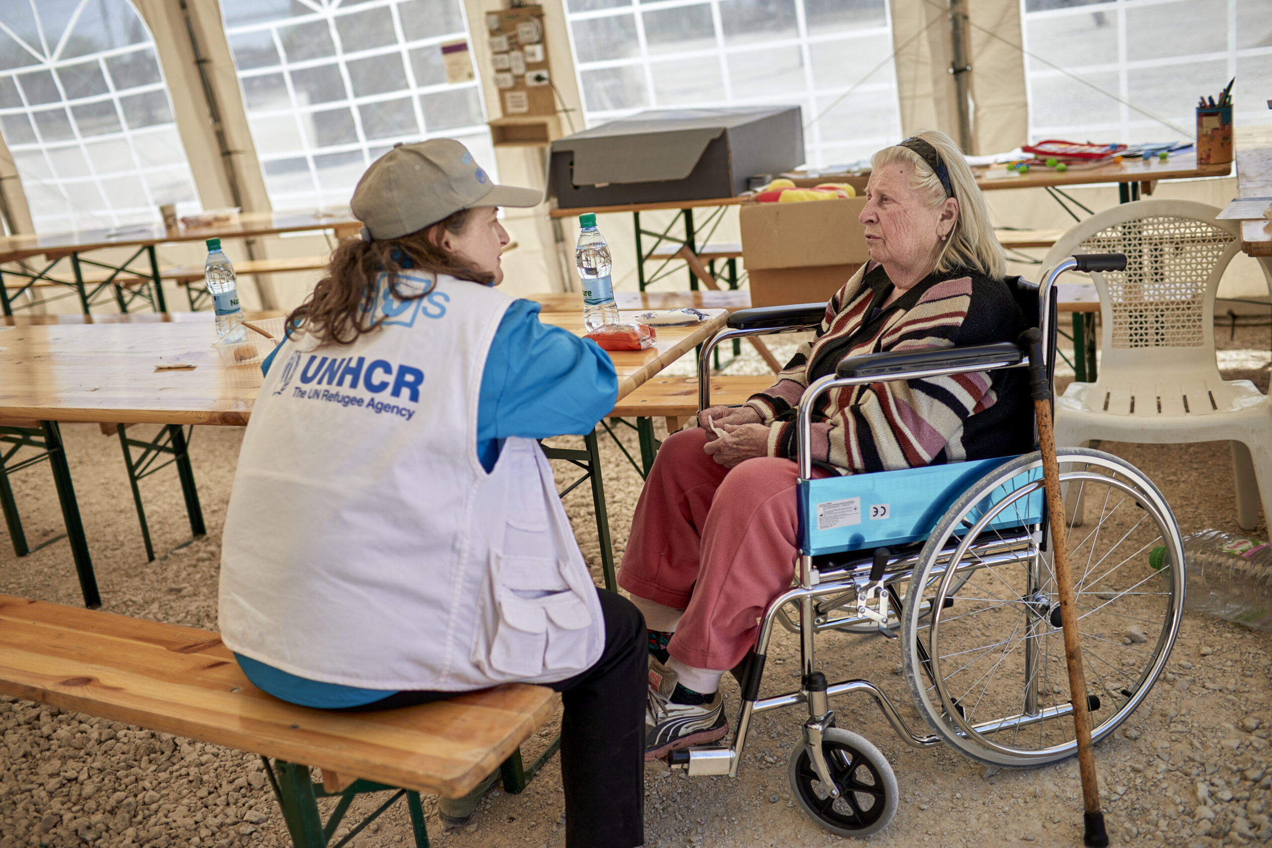 Svetlana en UNHCR werknemer nadat Svetlana toekwam in Moldavië. © UNHCR/Andrew McConnell