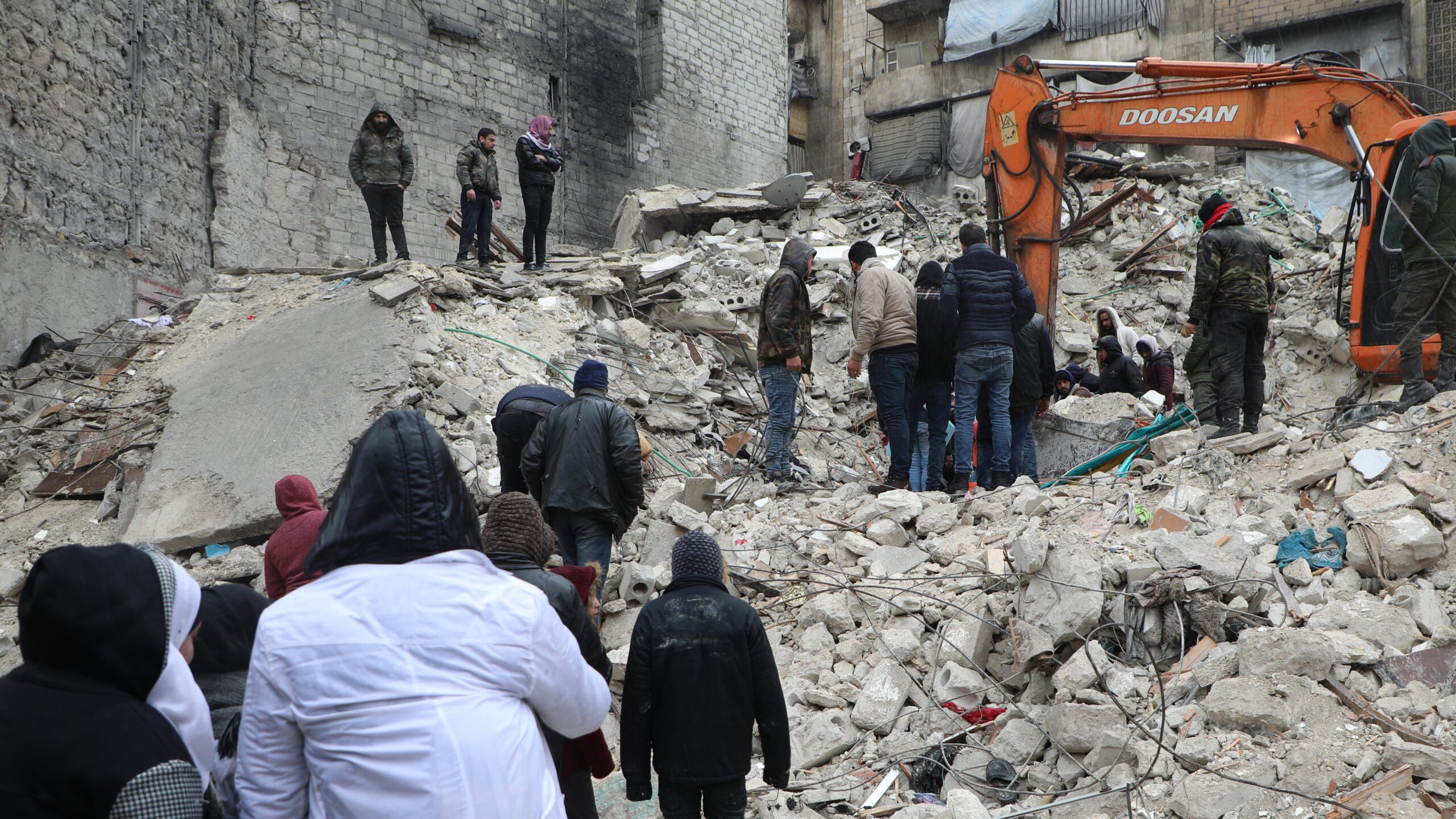 Des habitants sont à la recherche de survivants sous les décombres d’un bâtiment dans le quartier d’Al-Kallasah, à Alep, après les tremblements de terre qui ont frappé la Syrie et la Türkiye le 6 février. © HCR/Hameed Maarouf