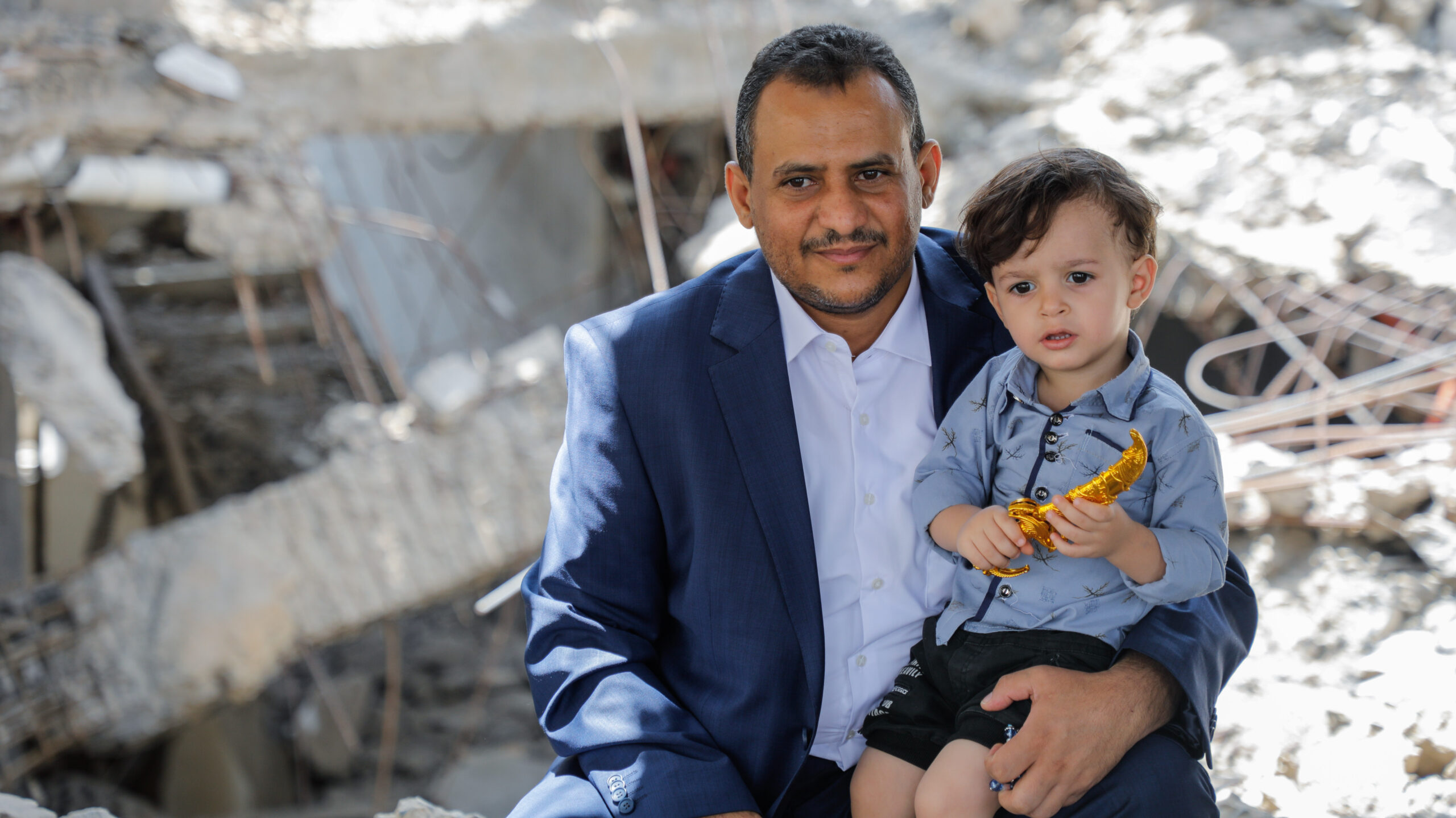 Ameen Jubran, de oprichter van Jeel Albena, met zijn neefje Abdulaziz in Sana'a, Jemen.  © UNHCR/Ahmed Haleem