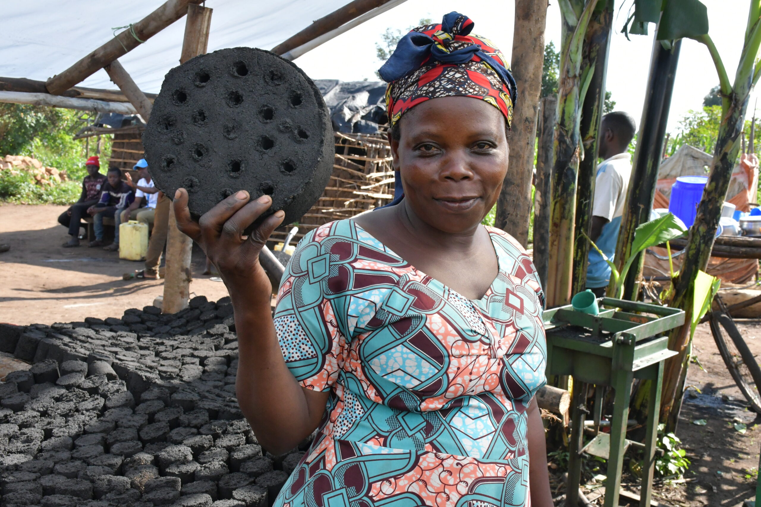 The briquette are made of recyclable agriculture waste and are not only affordable and long lasting but also environment friendly. © UNHCR/Duniya Aslam Khan