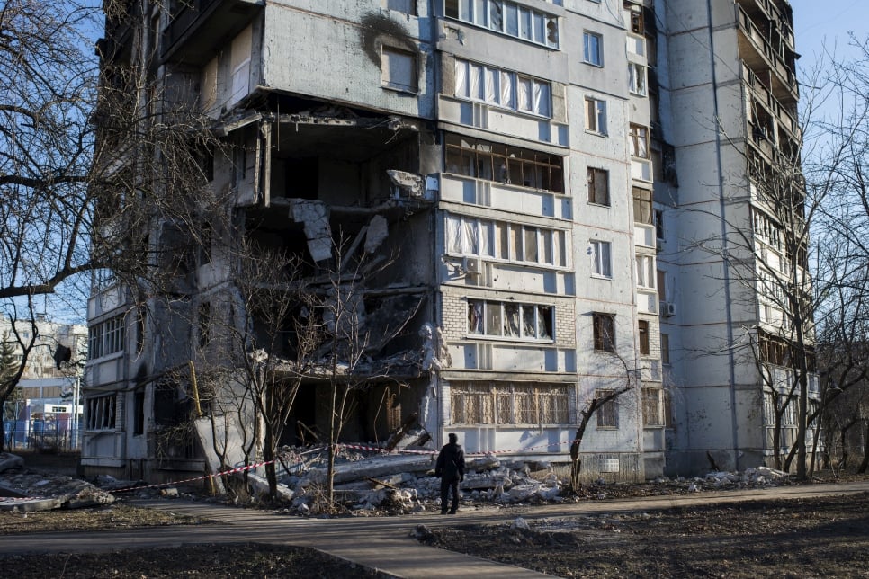 Ein zerstörtes Gebäude im Stadtteil Saltivskyi in Kharkiv.