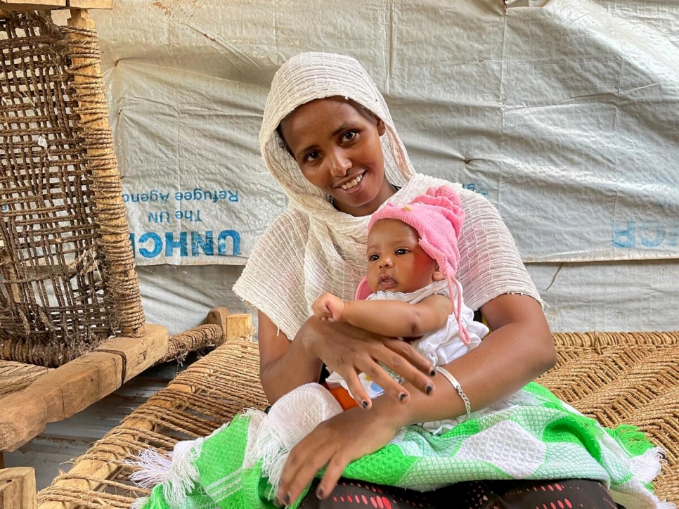 埃塞俄比亞難民Alemtsehay Hagos Gerezehr與她的女嬰，生活在南蘇丹馬班縣多羅難民營。 © UNHCR/Tim Gaynor