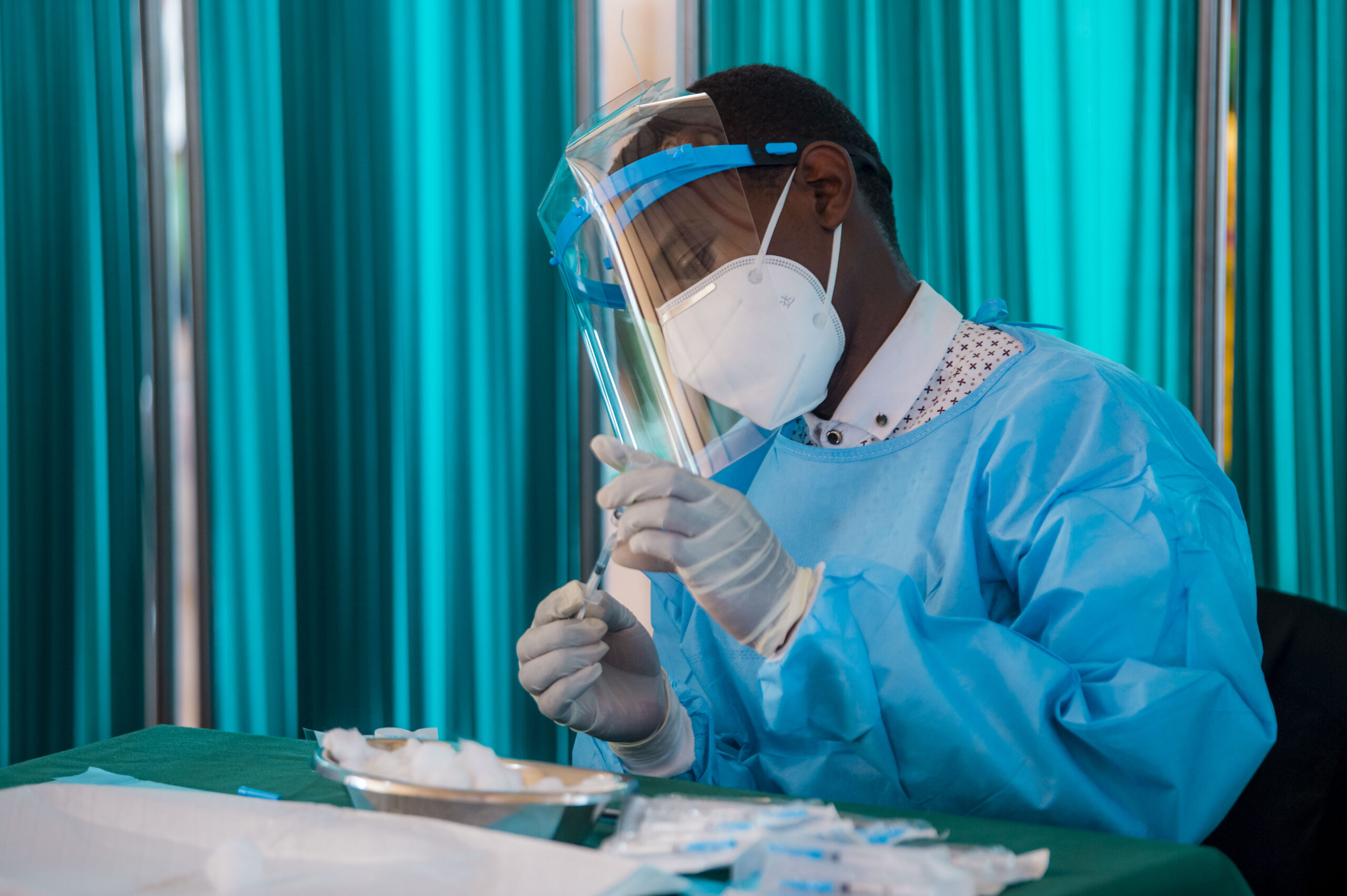 Refugees and asylum seekers receive their first shots of the COVID-19 vaccine in Rwanda. © Plaisir Muzogeye