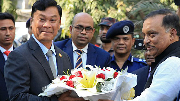 Bangladesh Home Minister Asaduzzaman Khan Kamal (R) welcomes Kyaw Tint Swe of the Myanmar State Counselor's Office, Feb. 16, 2018.