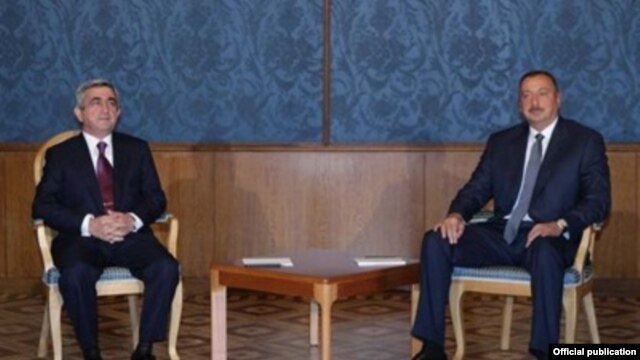 Azerbaijani President Ilham Aliyev (right) and his Armenian counterpart Serzh Sarkisian (left) agreed to respect a Nagorno-Karabakh cease-fire on May 16.