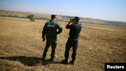 Officials inspect Bulgaria's border with Turkey.