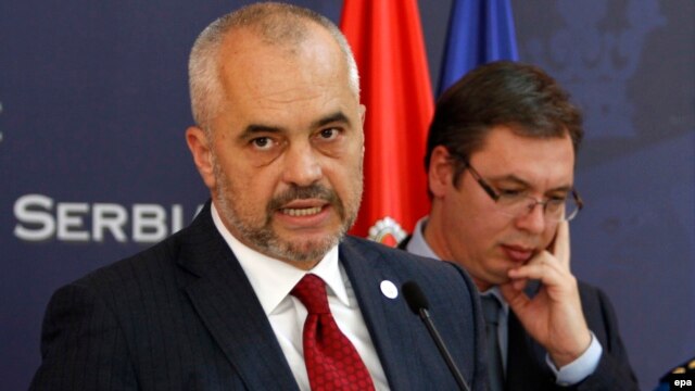 Albanian Prime Minister Edi Rama (left) and Serbian Prime Minister Aleksandar Vucic at a contentious press conference in Belgrade on November 10