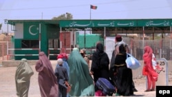 Afghans at the Chaman border crossing on May 17.