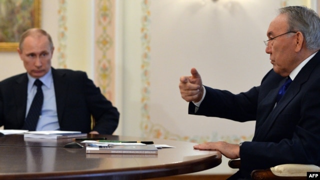 Kazakh President Nursultan Nazarbaev (right) and Russian President Vladimir Putin in Moscow on March 5.