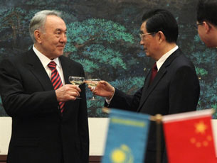 Chinese President Hu Jintao (R) toasts Kazakhstan President Nursultan Nazarbayev in Beijing, Feb. 22, 2011. AFP