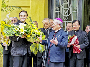 The Vatican delegation is greeted in Hanoi, Feb. 27, 2012.