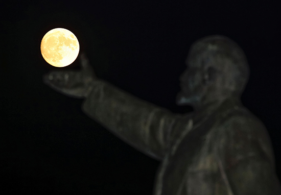 A full moon rises behind a statue of Vladimir Lenin in Kazakhstan, November 13, 2016. (Reuters/Shamil Zhumatov)