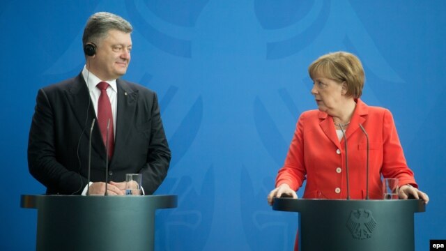 Ukrainian President Petro Poroshenko (left) and German Chancellor Angela Merkel hold a press conference in Berlin on May 13.