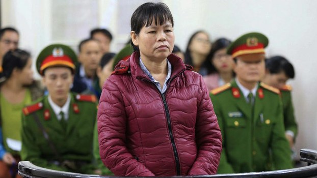 Vietnam land rights activist Can Thi Theu (C), stands in the dock at the Hanoi People's Court, Nov. 30, 2016.