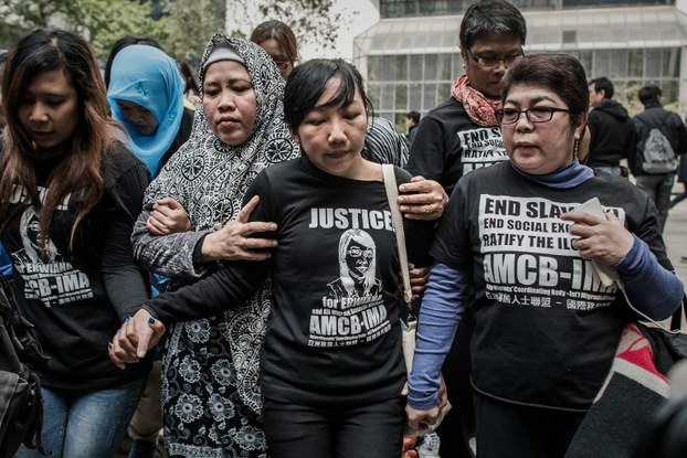 Indonesian former maid Erwiana Sulistyaningsih (C) leaves the court of justice in Hong Kong, Feb. 10, 2015.