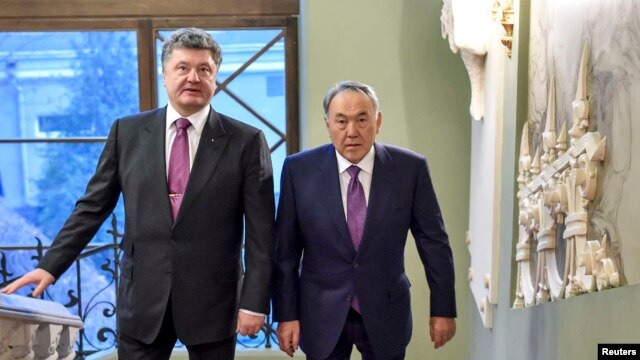 Ukrainian President Petro Poroshenko (left) and his Kazakh counterpart Nursultan Nazarbaev at their meeting in Kyiv on December 22.