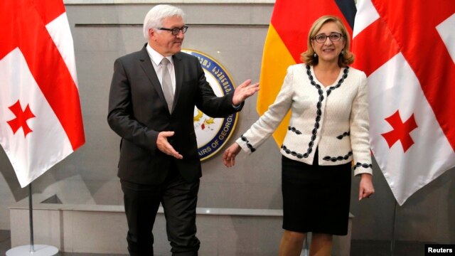 German Foreign Minister Frank-Walter Steinmeier (left) and Georgian Foreign Minister Tamar Beruchashvili during their meeting in Tbilisi on December 8