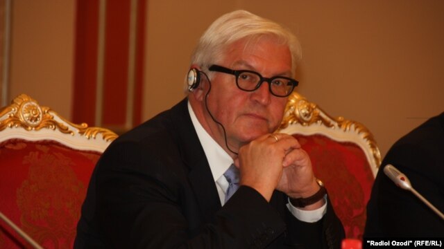 German Minister Frank-Walter Steinmeier suggested a gradual reduction of sanctions if Russia moves to resolve the Ukraine conflict.