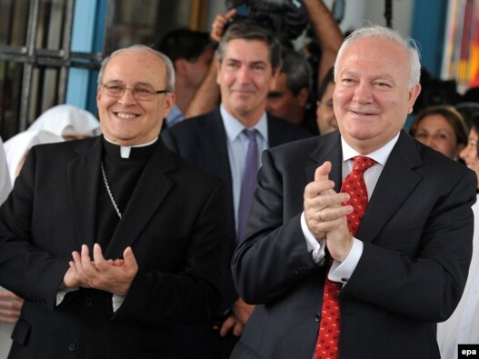 Cuban Cardinal Jaime Ortega y Alamino (left) and Spanish Foreign Minister Miguel Angel Moratinos, who negotiated the release, visit to the Santovenia asylum in Havana on July 7.