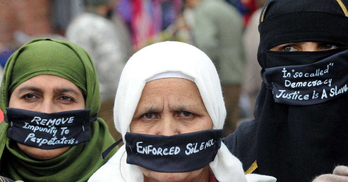 Protests in Kashmir against the closure of the Pathribal encounter case. Security forces in India have been accused of frequently engaging in extrajudicial killings.