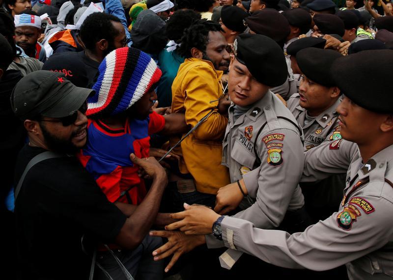 Protesters push policemen during a rally calling for their right to self-determination in the Indonesian controlled part of Papua, in Jakarta, Indonesia, December 1, 2016.