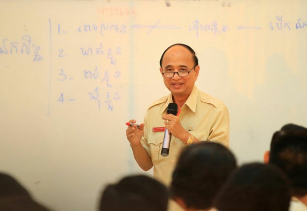 Cambodian Anti-Corruption Unit chief Om Yentieng speaking to youth groups, March 24, 2016.