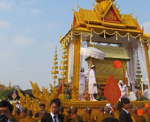 Former king Norodom Sihanouk's funeral procession makes its way through the streets of Phnom Penh, Feb. 1, 2013.