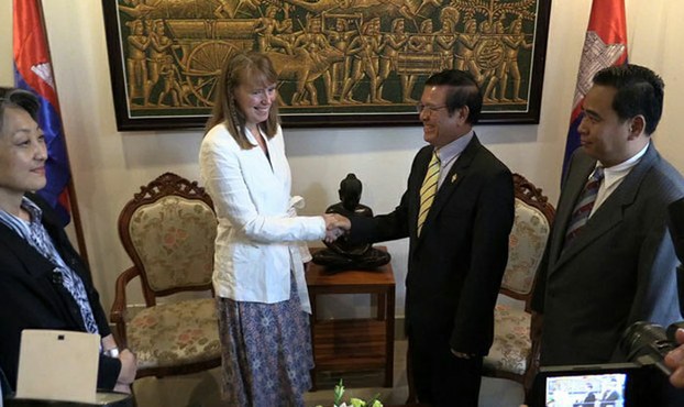 The UN Special Rapporteur on the situation of human rights in Cambodia Rhona Smith (L) meeting with Cambodia National Rescue Party leader Kem Sokha at the party headquarters, Oct. 12, 2016.