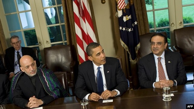 Afghan President Hamid Karzai, U.S. President Barack Obama, and Pakistani President Asif Ali Zardari (left to right) at a meeting at the White House in Washington (file photo)