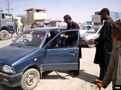 A Pakistani police checkpoint at the porous, but heavily militarized, Afghan-Pakistani border